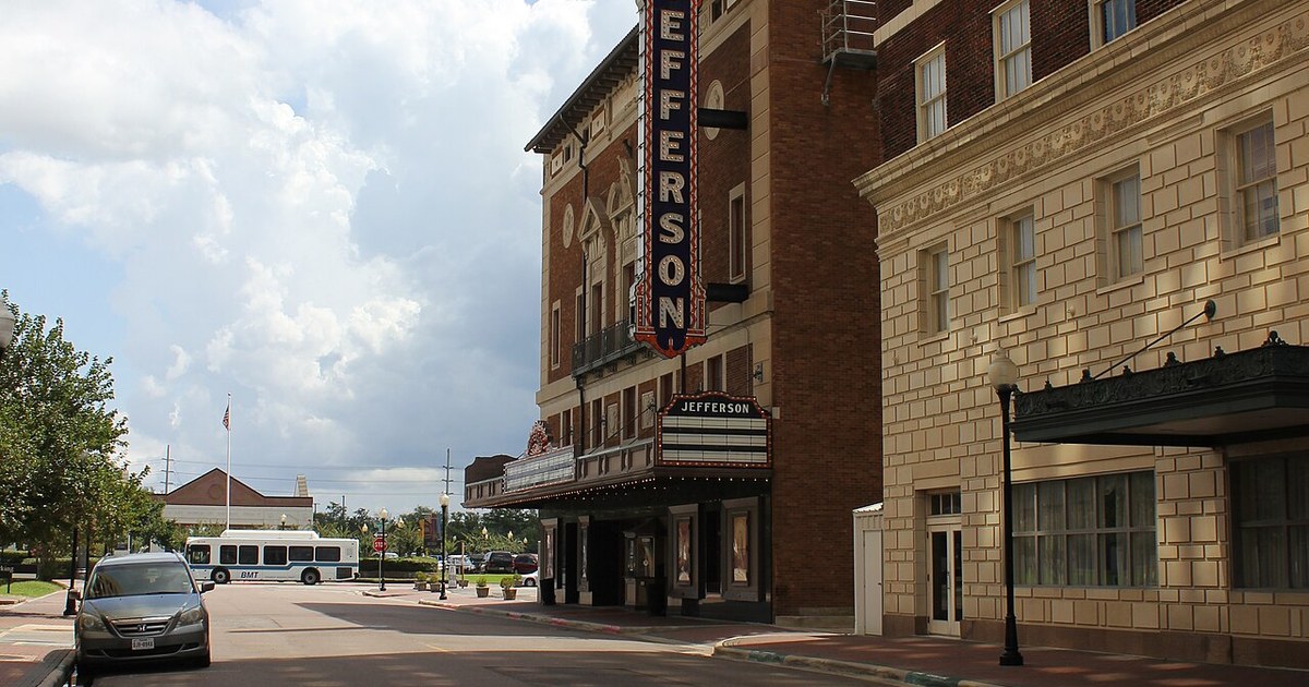 en.wikipedia.org/wiki/Jefferson_Theatre Jefferson Theater, Beaumont, Texas