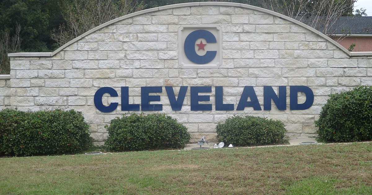 I took photo with Canon camera in Cleveland, TX. Cleveland, TX sign IMG 8259