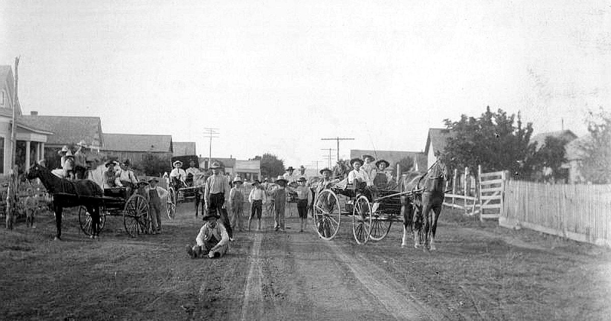 This is a portrait of some of the inhabitants of DeSoto, Texas, taken around 1911. De soto texas 1