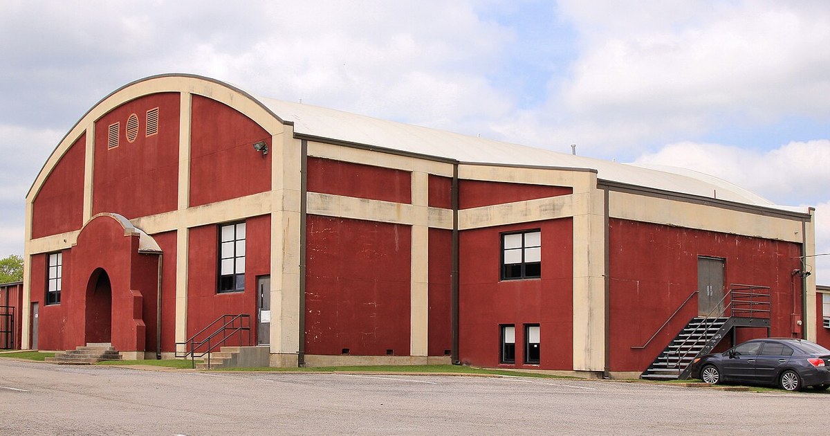 Former school gymnasium in Ferris, Texas, United States. Former Ferris Texas School Gym 2018