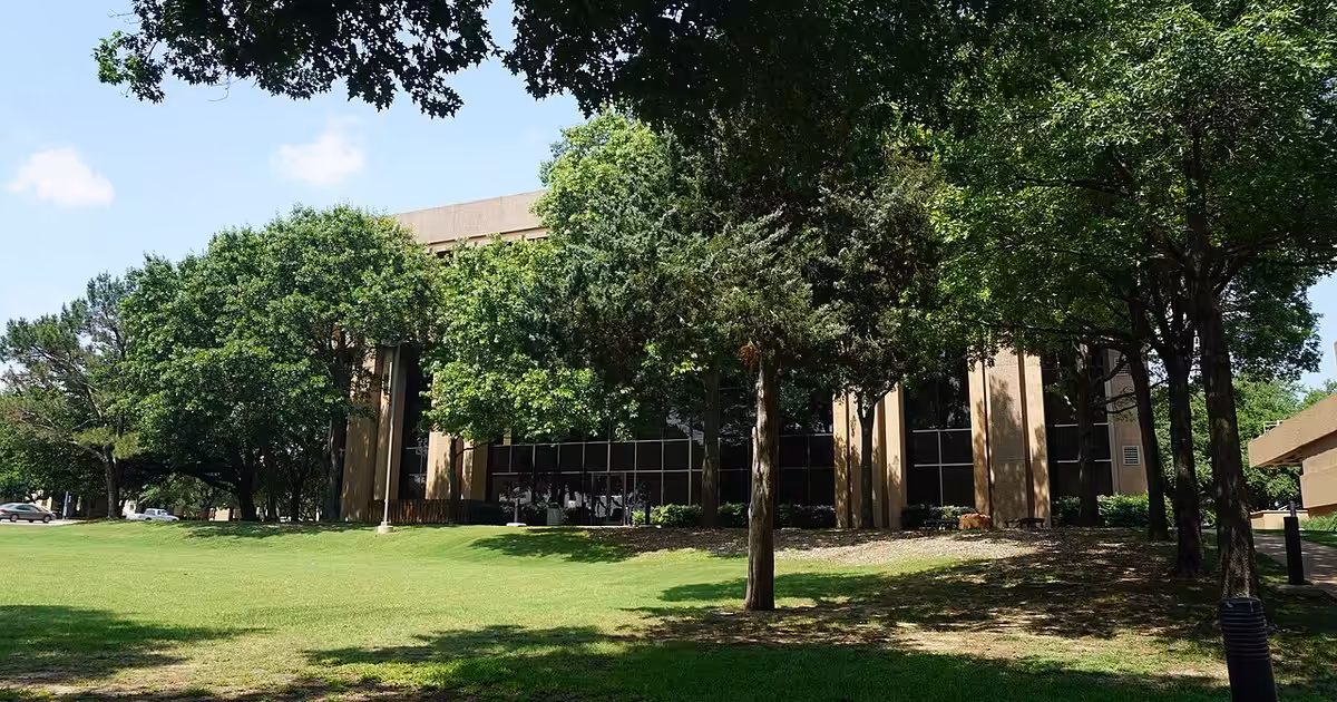 Irving City Hall in Irving , Texas ( United States ). Irving June 2019 08 (Irving City Hall)