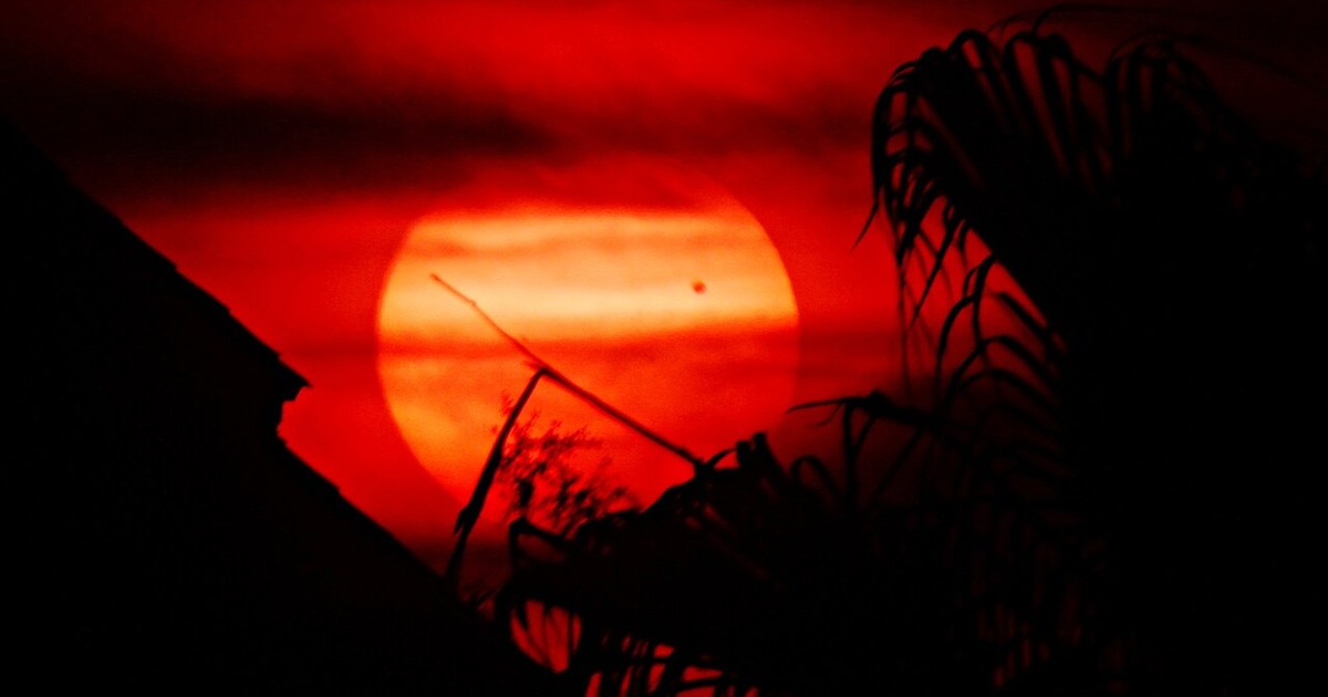 Transit of Venus at sunset, Tiki Island , TX, USA Wenus na tle zachodzącego Słońca, Tiki Island, TX, USA