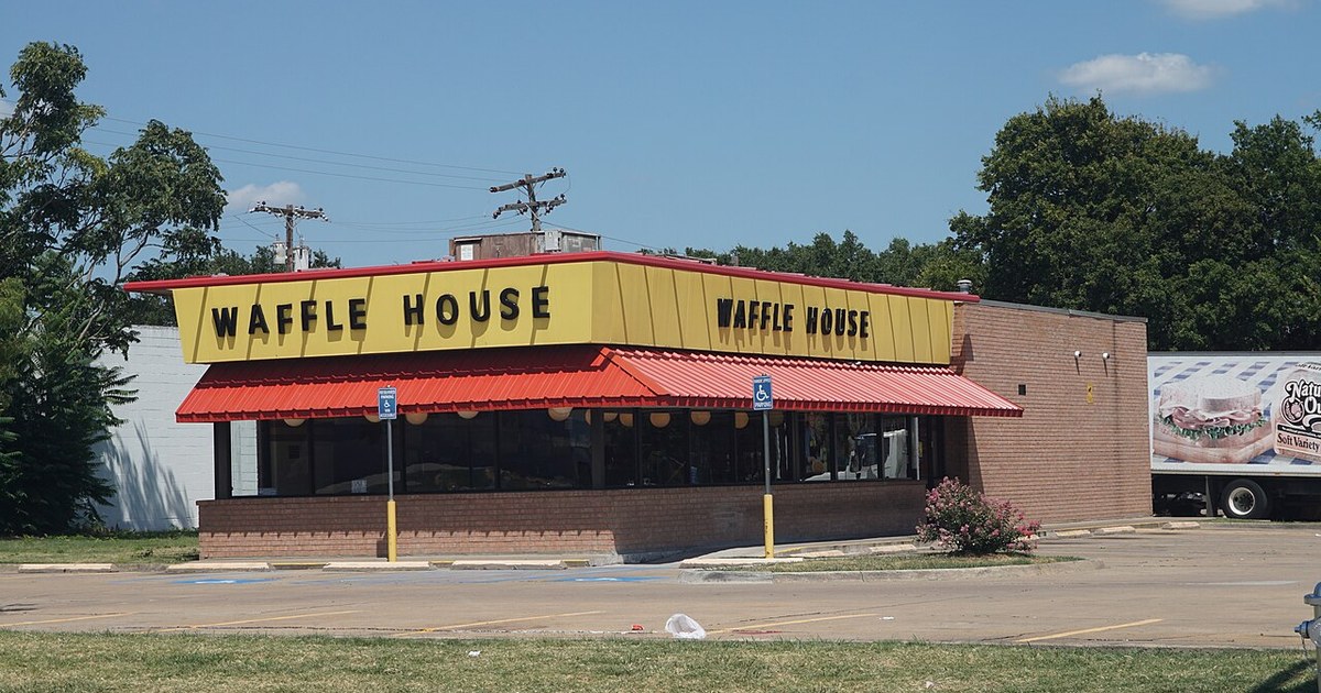 A Waffle House in Richardson , Texas ( United States ). Richardson August 2019 45 (Waffle House)