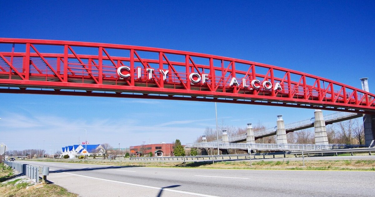 City of Alcoa Pedestrian Bridge over U.S. Route 129 in Alcoa, Tennessee, United States. Alcoa-Pedestrian-Bridge-tn2