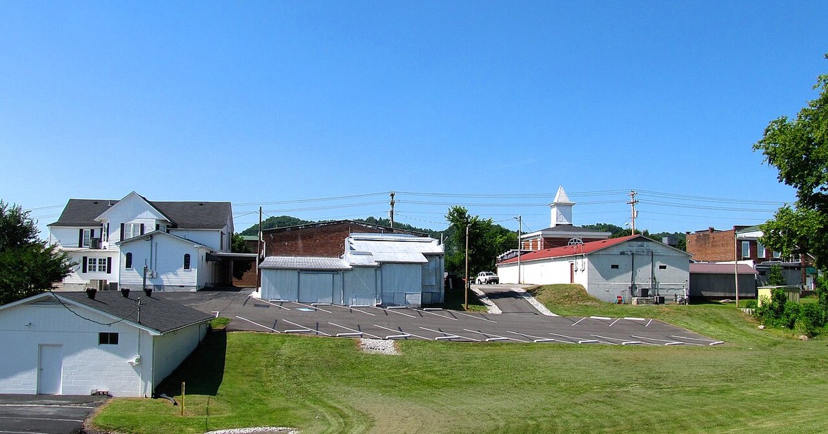 Celina, Tennessee, United States, looking northeast from Williamson Street. Celina-overview-tn1