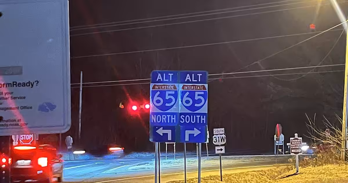 Alternate I-65 signs in Cross Plains, Tennessee Alternate I-65 signs in Cross Plains, Tennessee
