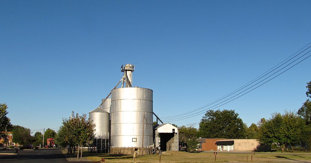 Grain elevator and silos in East Prairie, Missouri, United States. East-Prairie-silos-mo