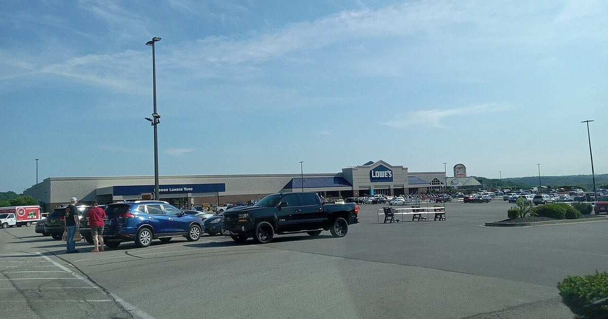 A Lowe's Home Improvement in Fenton, Missouri. Lowe's Home Improvement (Fenton, Missouri) 1