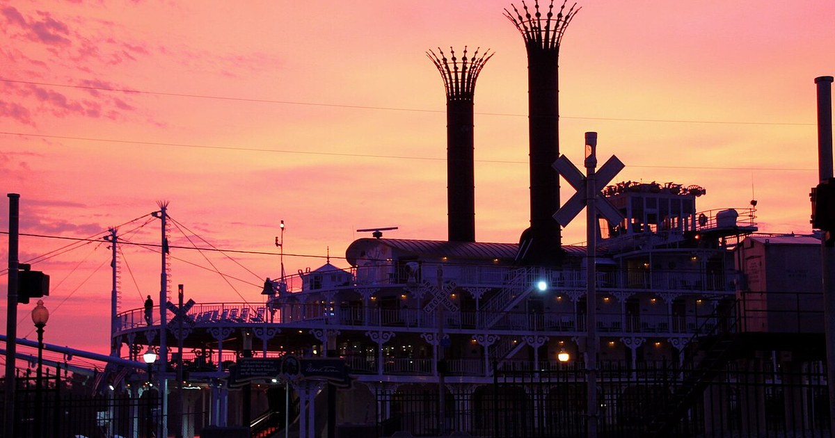 Dawn over the Mississippi brings out a few early risers - one of them being me. Hannibal, Missouri (36443217440)