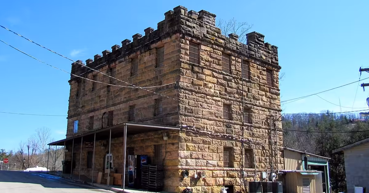 The NRHP-listed Old Scott County Jail in Huntsville, Tennessee, USA. Old-scott-county-jail-tn1
