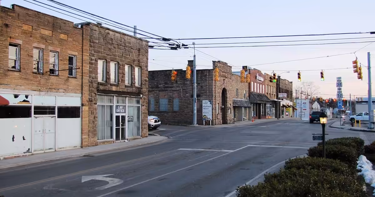 The junction of TN-52 and Main Street in Jamestown, Tennessee, USA. Main-52-jamestown-tn1