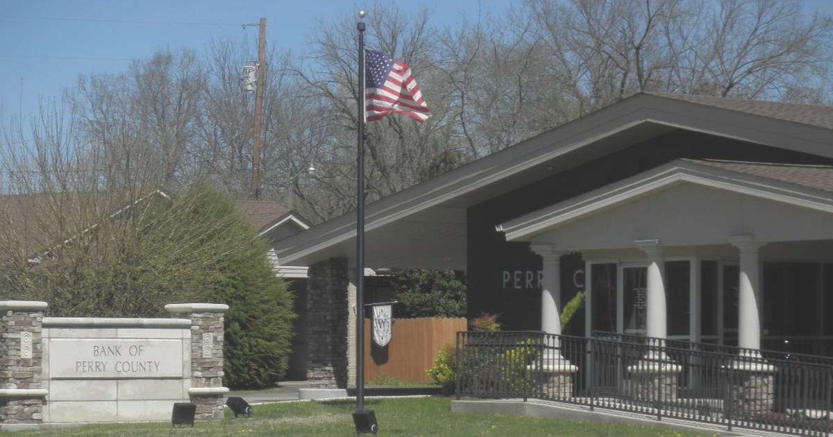 Bank of Perry County office located in Lobelville, Tennessee TN-PE-Lobelville bank P4020301