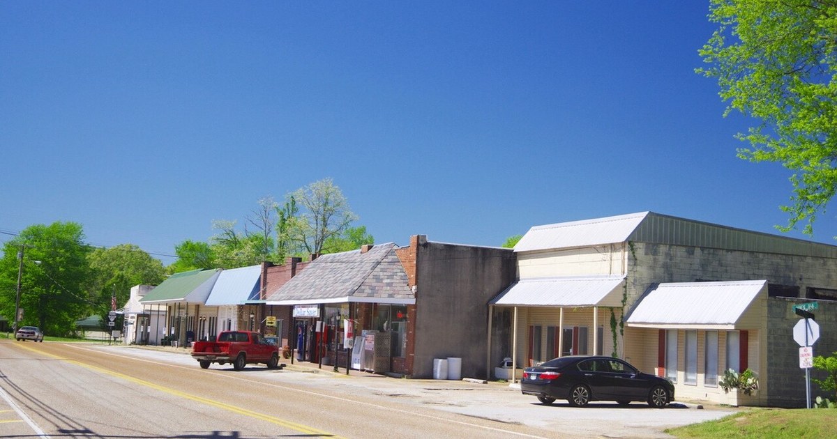 Businesses along State Route 114 in Scotts Hill, Tennessee, United States. Scotts-Hill-114-block-tn1