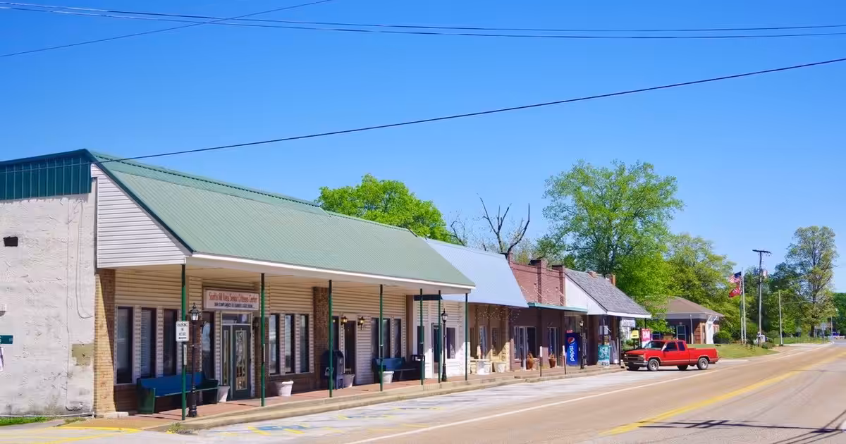 Buildings along State Route 114 in Scotts Hill, Tennessee, United States. Scotts-Hill-114-block-tn3