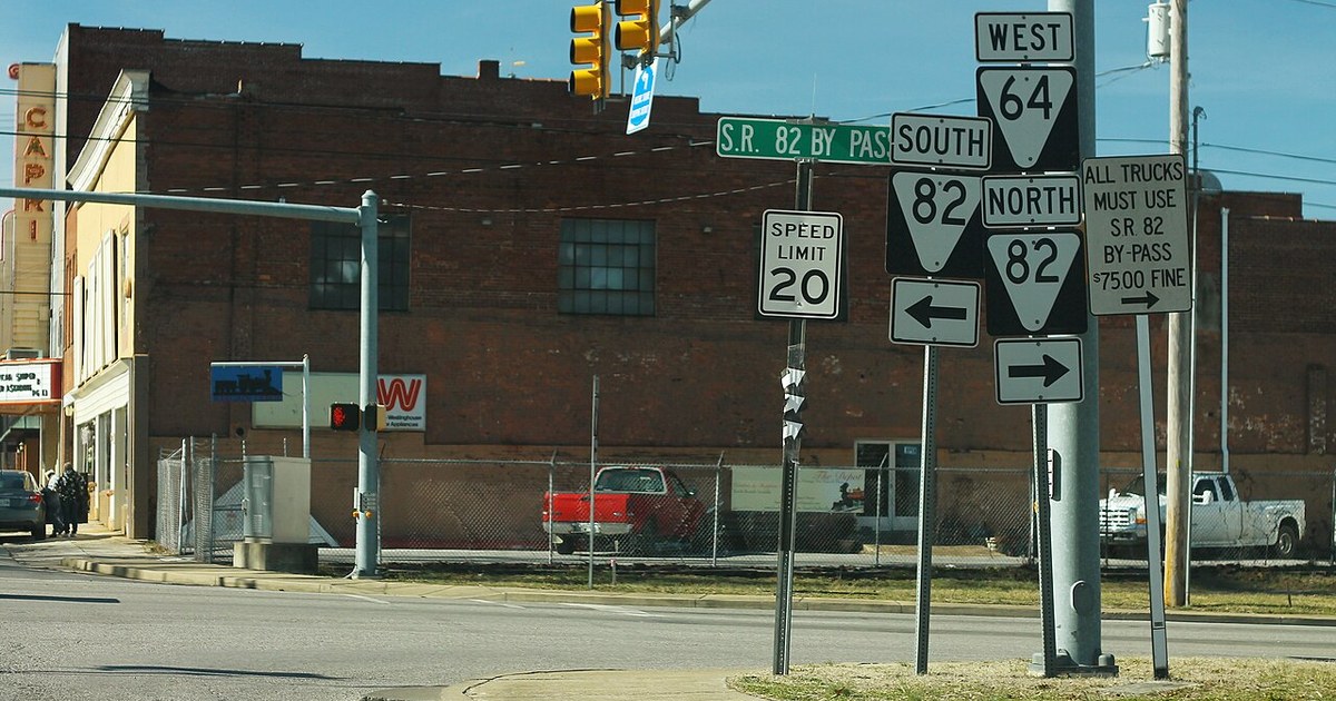 TN64wTN82nsBypassSignsShelbyville TN64wTN82nsBypassSignsShelbyville (30297936515)