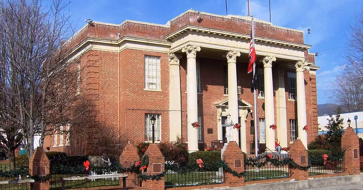 The Hancock County Courthouse in Sneedville, Tennessee, USA. Hancock-county-courthouse-tn1