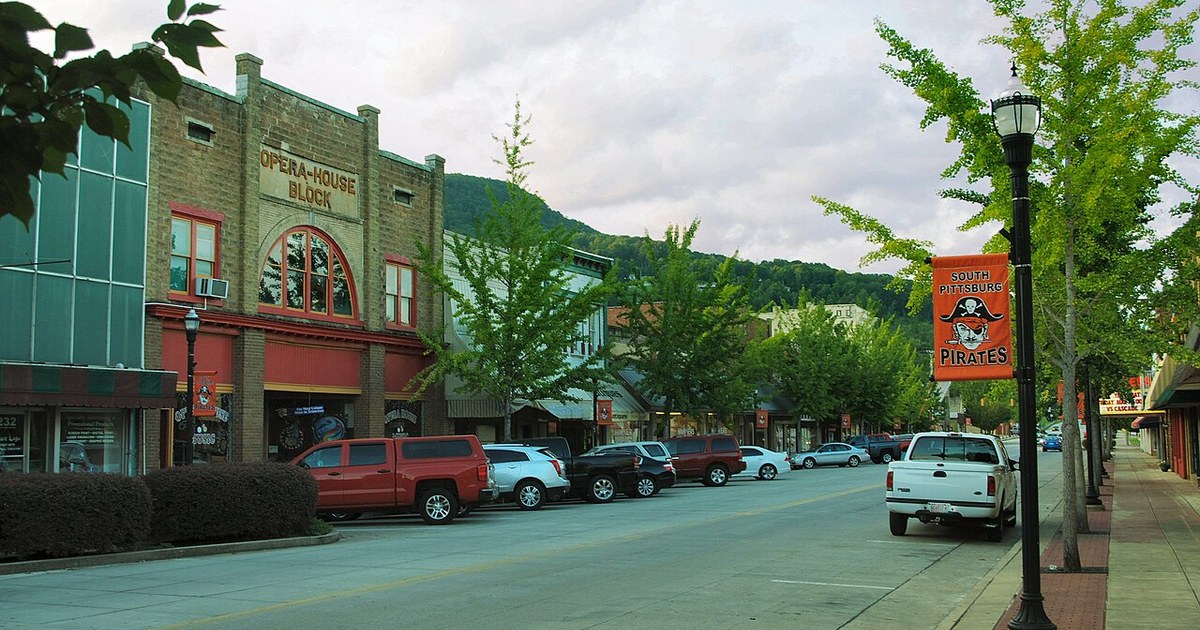 Buildings along South Cedar Avenue (US-72) in South Pittsburg, Tennessee, United States. South-Pittsburg-Cedar-tn3