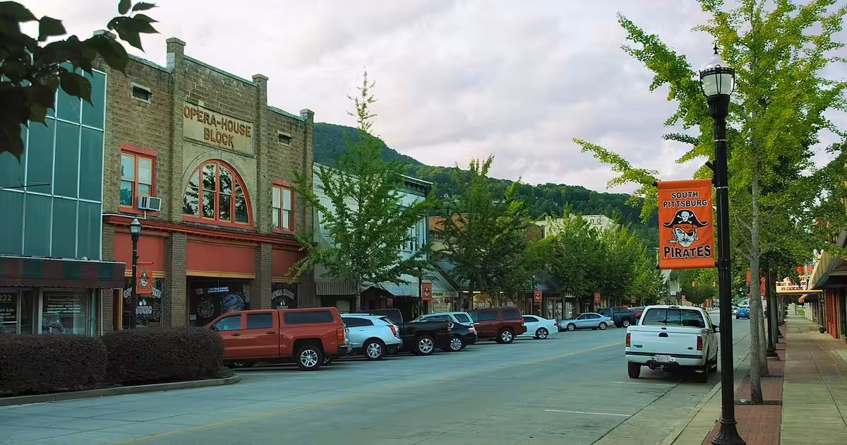 Buildings along South Cedar Avenue (US-72) in South Pittsburg, Tennessee, United States. South-Pittsburg-Cedar-tn3