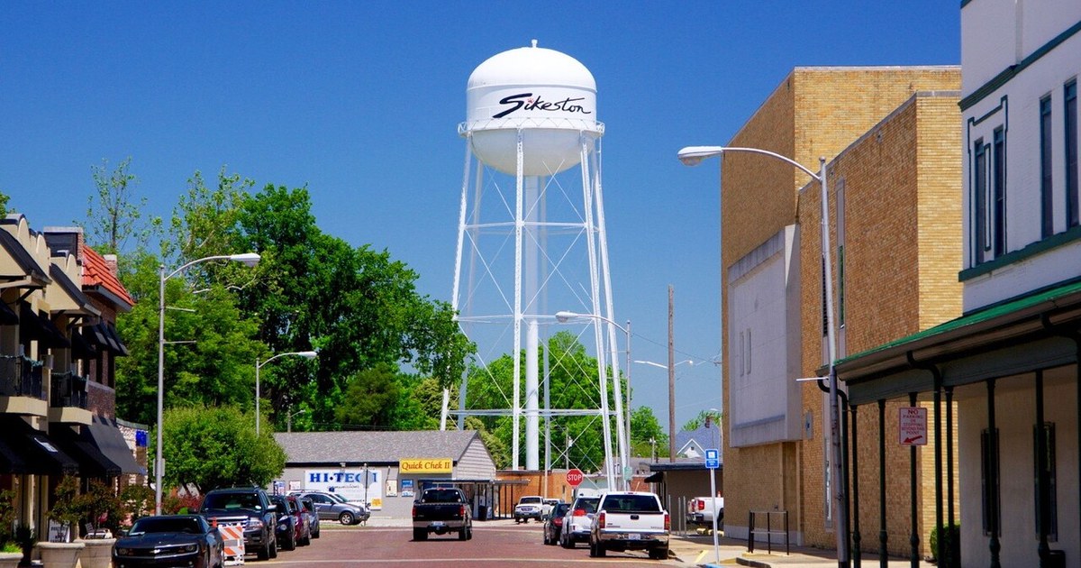Water tower in Sikeston, Missouri, United States, looking east along Center Street Sikeston-Center-water-tower-mo