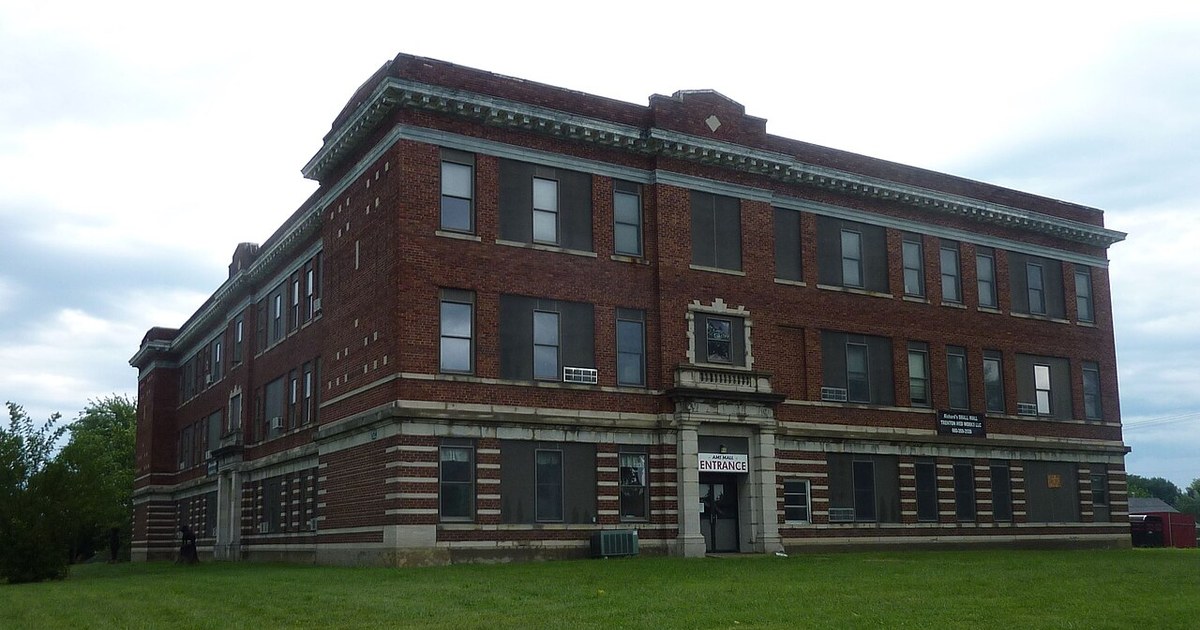 Trenton, Missouri High School which is on the National Register of Historic Places Trenton-hs-1