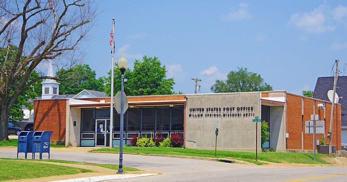 Post office in Willow Springs, Missouri, United States Willow-Springs-post-office-mo