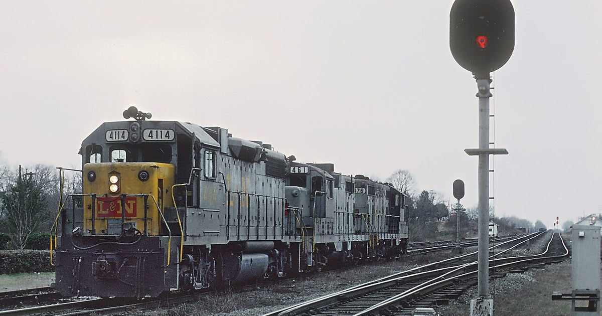 A Roger Puta Photograph L&N 4114 GP38-2 at Cowan TN in February 1980 (33885513135)