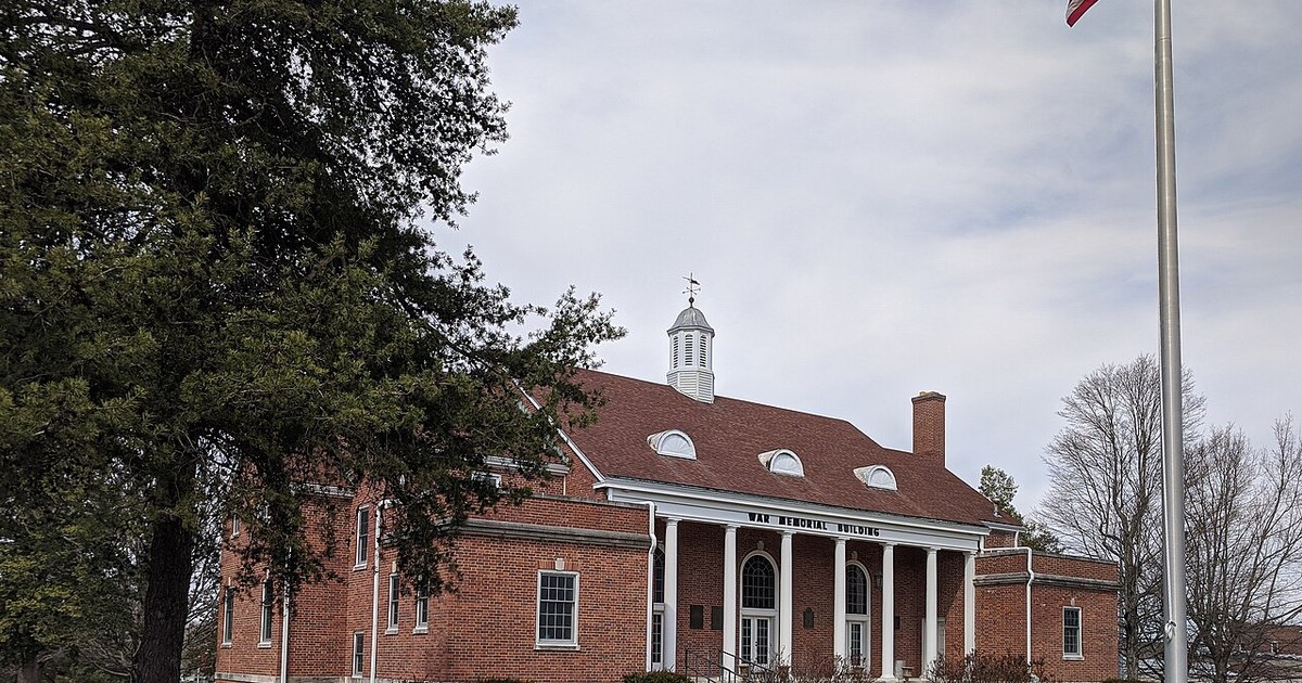 Built in 1932-1933 in the Colonial Revival style. War Memorial Building, Dickson, Tennessee