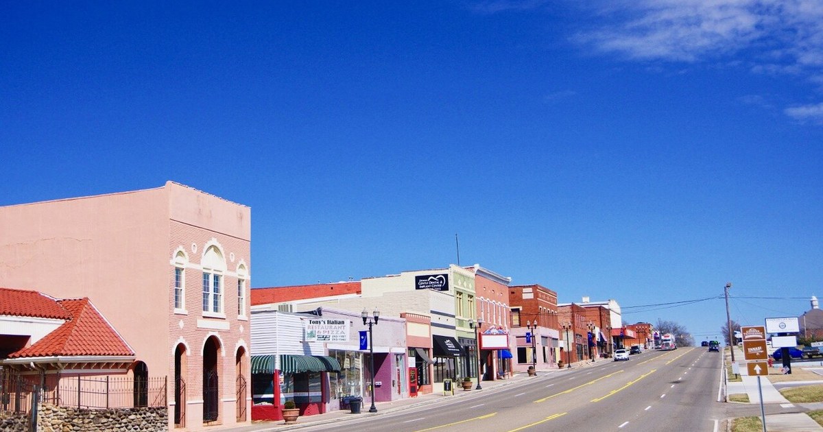 Businesses along U.S. Route 411 (Tennessee Avenue) in Etowah, Tennessee, United States. Etowah-US411-tn2