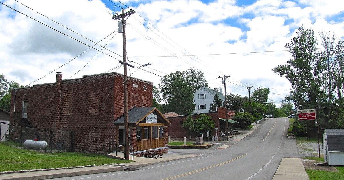 View (southeast) along College Avenue in Friendsville, Tennessee, United States. Friendsville-College-Avenue2-tn