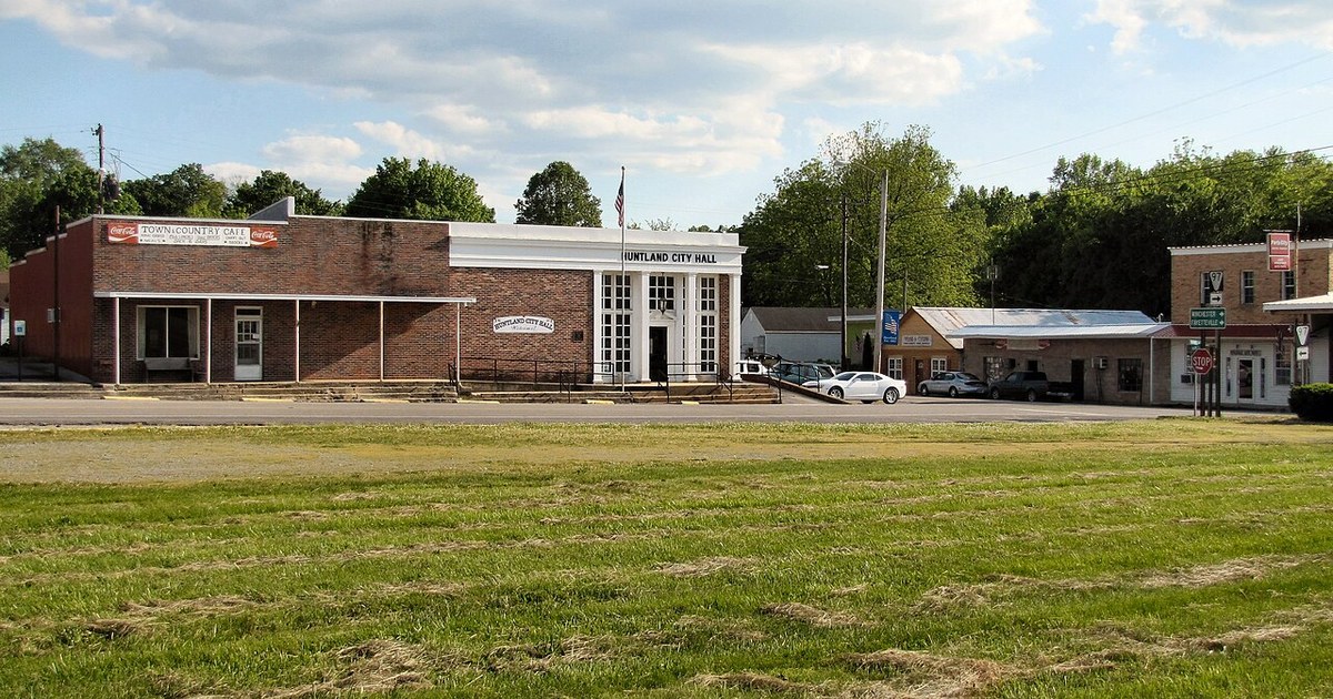 Huntland City Hall and other buildings in Huntland, Tennessee, United States. Huntland-downtown-tn1