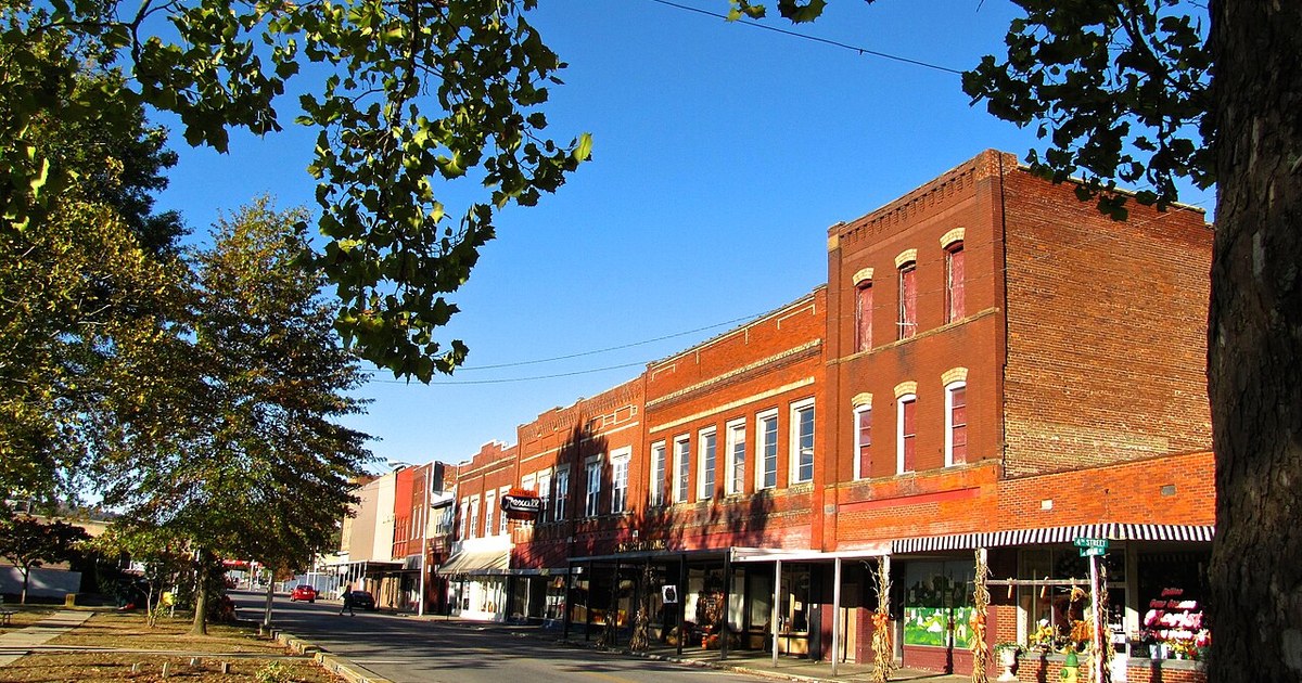 Buildings along North Main Street (U.S. Route 25W) in Jellico, Tennessee, United States. North-Main-Jellico-tn1