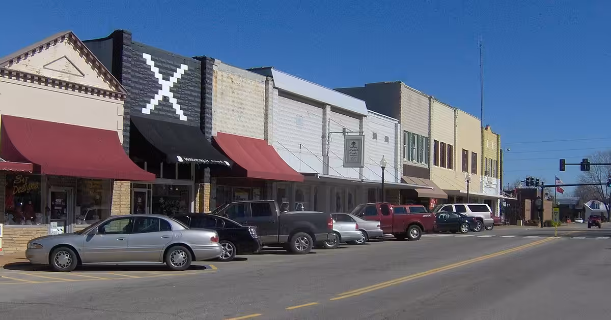 North Court Square in Waverly, Tennessee, in the southeastern United States. Waverly-tennessee-ncourtsq1