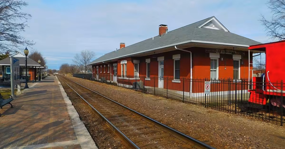 The Lee's Summit station of Amtrak 's Missouri River Runner . Lees Summit Station - February 2017